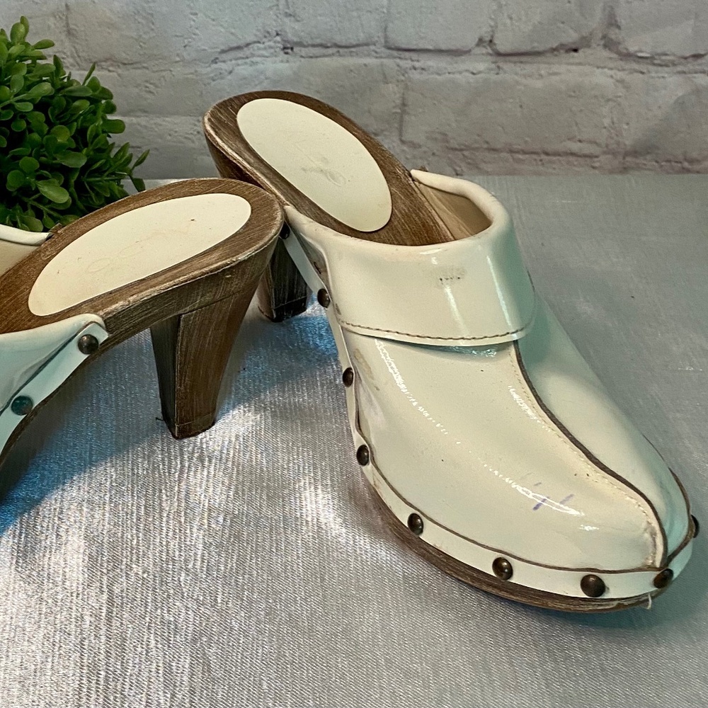 ALDO Size 7/38 White Patent Leather Platform Clogs with Bronze Studs 3.25” Heel